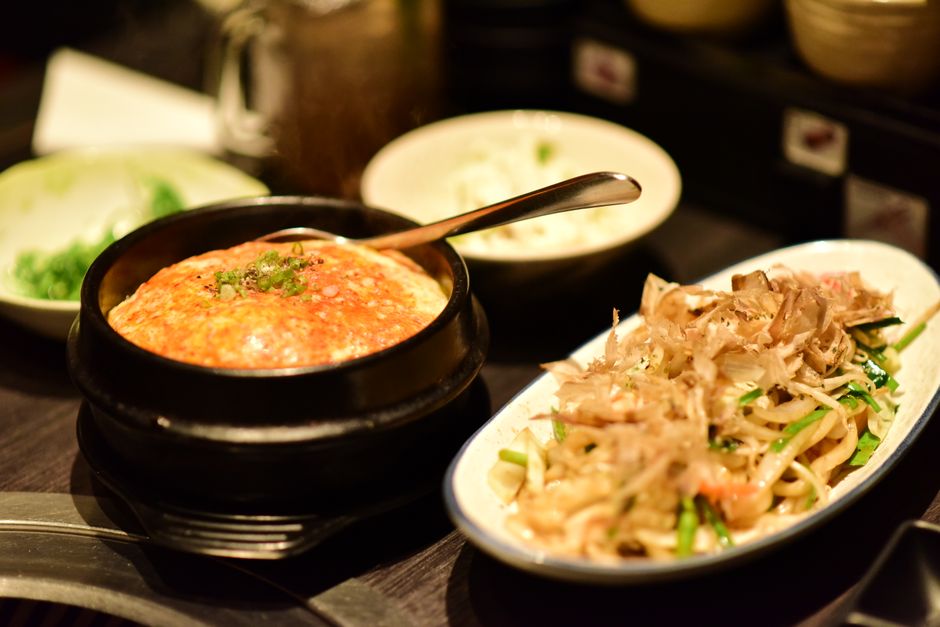土鍋料理と副菜が並んだ食卓