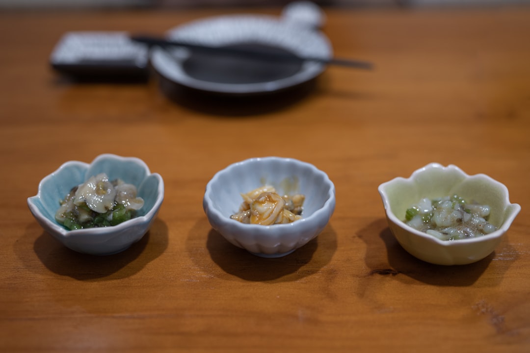 木の板に並んだ数種類のソース小皿