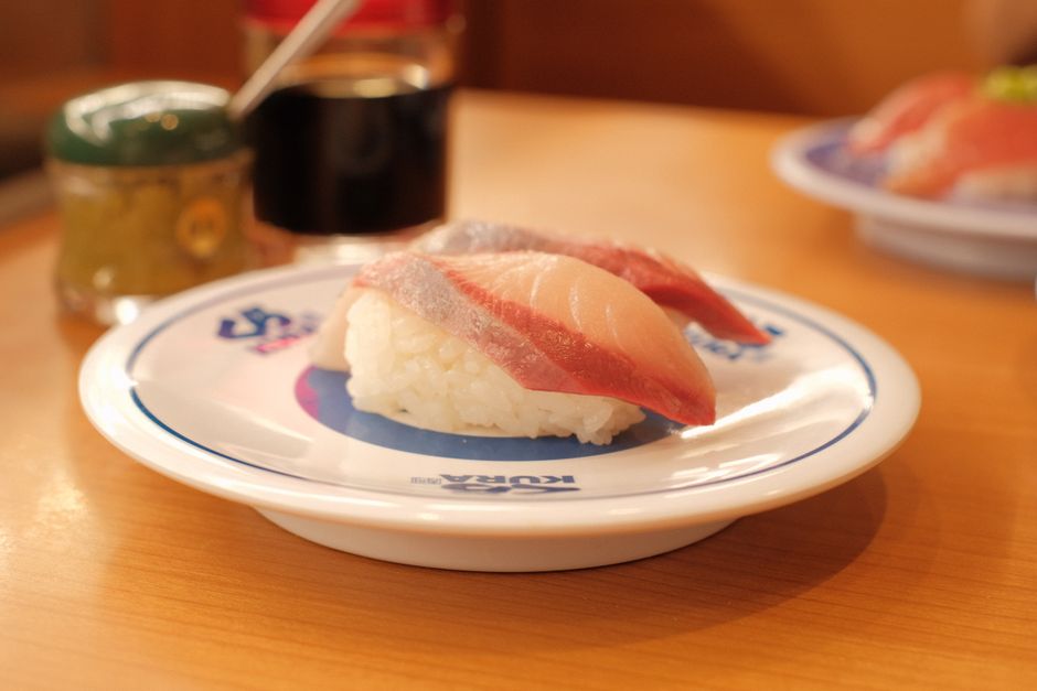 箸で持ち上げた押し寿司