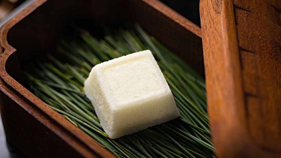 杉の葉に乗せられた和菓子のクローズアップ