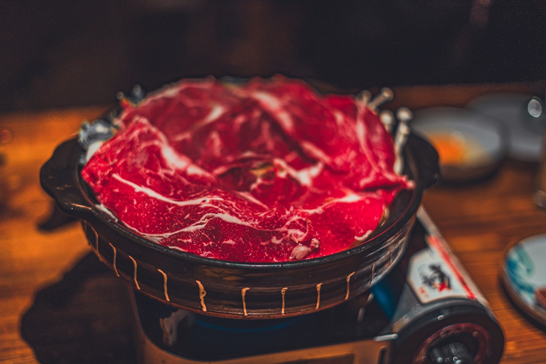 鍋の中で煮えるすき焼きの牛肉