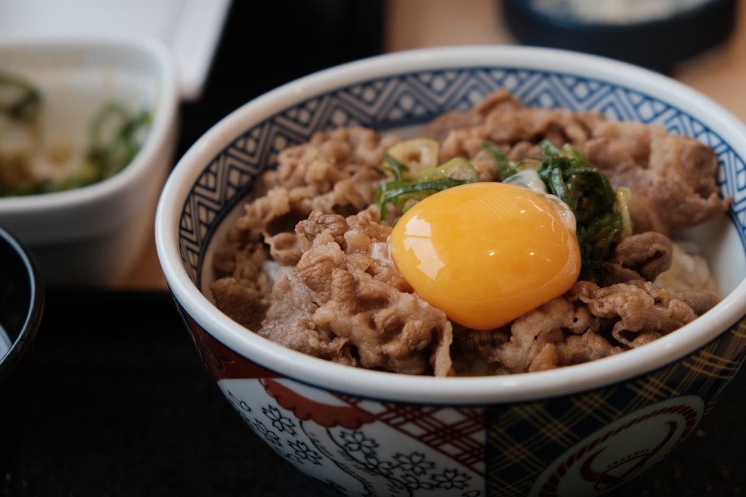 模様入りの器に盛られた牛肉と卵の丼ぶり