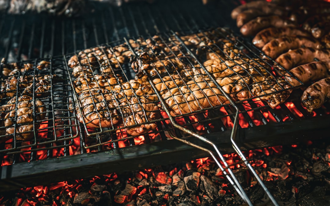 炭火の網の上で焼かれる肉のクローズアップ
