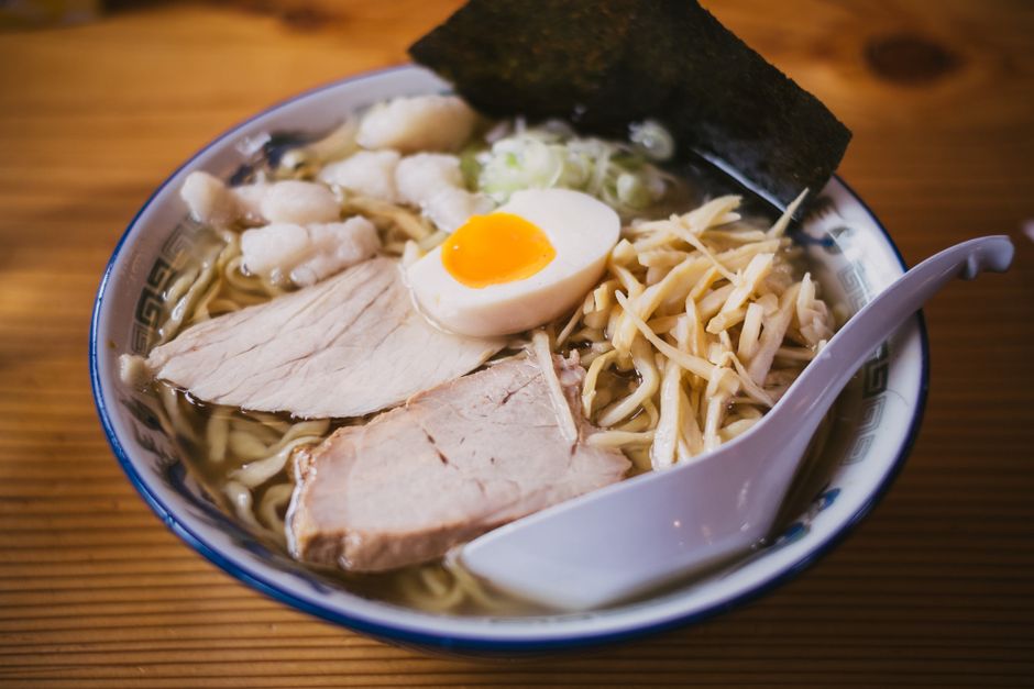 木の器に盛られたとんこつラーメン