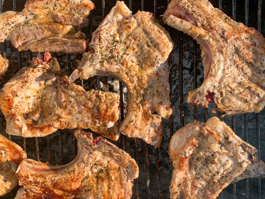 炭火グリルで焼かれた骨付き豚肉