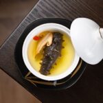 スープに浮かぶ黒いナマコの一品料理