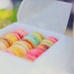箱を開けたところに並ぶカラフルなマカロン