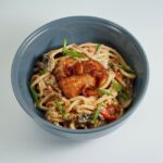 具材をのせた冷たい麺の器