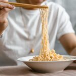 箸で麺を持ち上げている様子