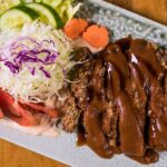 とんかつをサクサクに揚げるコツ｜衣の作り方と油温・二度揚げのポイント