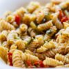 オリーブオイルで和えたフジッリパスタのアップ