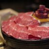 氷の上に扇状に並べた薄切り牛肉のしゃぶしゃぶ用スライス
