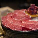 氷の上に扇状に並べた薄切り牛肉のしゃぶしゃぶ用スライス