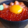 いくらと卵黄をのせた海鮮丼
