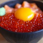 いくらと卵黄をのせた海鮮丼