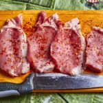 まな板に並べた豚肉の切り身とナイフ