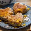 和柄の皿に盛りつけたとうもろこし入りのご飯