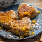 和柄の皿に盛りつけたとうもろこし入りのご飯