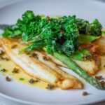 白身魚のポワレと青菜を盛り付けた皿