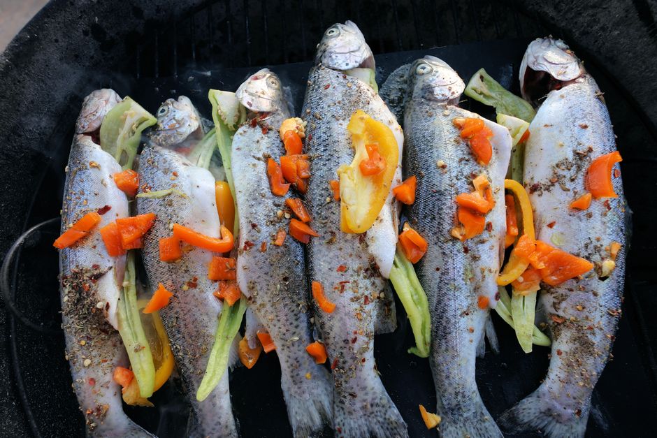 香辛料と野菜と一緒に網焼きにする魚