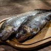 まな板に並べた2尾の川魚