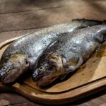 まな板に並べた2尾の川魚