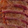 表面を強火で焼き付けた牛肉の断面アップ