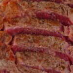 表面を強火で焼き付けた牛肉の断面アップ