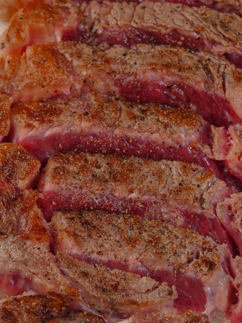 表面を強火で焼き付けた牛肉の断面アップ