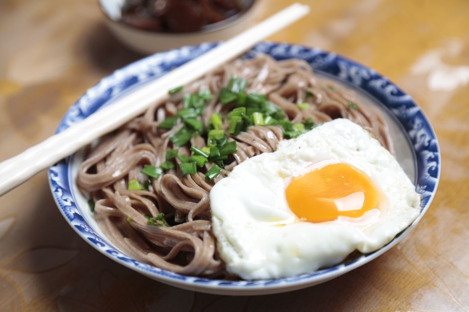 青ねぎと目玉焼きをのせたそば