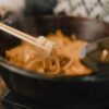 箸で持ち上げたうどんの麺