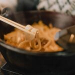 箸で持ち上げたうどんの麺
