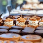 ショーケースに並んだ洋菓子