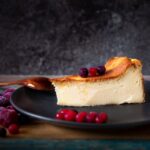 ベリーを添えて皿に盛りつけたチーズケーキ
