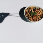 小皿に盛りつけた細い麺状の料理