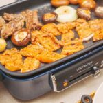 ホットプレートで焼かれる粉物料理