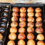 たこ焼き器のくぼみに並んだたこ焼き