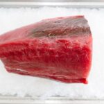 氷の上に置いたマグロのブロック