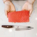 まな板に置いたマグロの柵と包丁