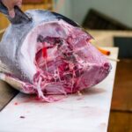 解体されたマグロの頭と身