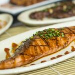 照り焼き風に香ばしく焼き上げた魚の切り身に刻みねぎをのせた一皿