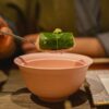 柿の葉のような葉で包んだ寿司にわさびをのせたところ