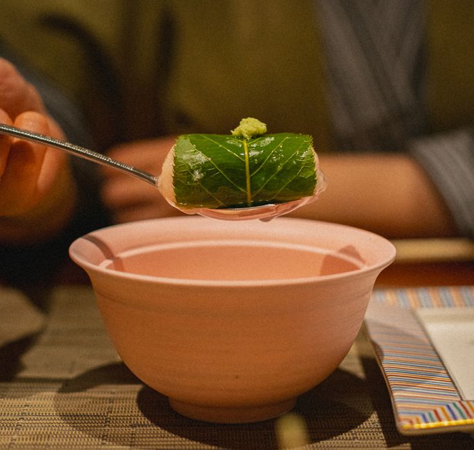 柿の葉のような葉で包んだ寿司にわさびをのせたところ