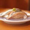 模様入りの皿にのった鯖の握り寿司