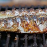 網の上で焼かれる魚の干物