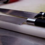 まな板の上に置かれた2本の包丁