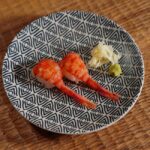 模様入りの皿にのったえびの握り寿司