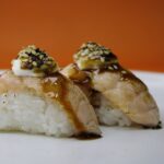 白い皿にのった2貫の握り寿司