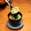 茶碗蒸しをスプーンですくい上げているクローズアップ