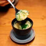 茶碗蒸しをスプーンですくい上げているクローズアップ